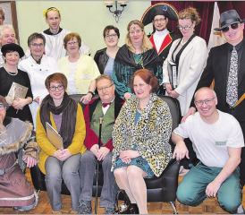 Darsteller und Regie von «Mörderstund isch ungsund» bestens motiviert: Kari Roth (Regie), Cornelia Jacquemai, Liselotte Grossenbacher, Mario von Rohr, Silvia Steffen, Michèle Grossenbacher, Nadja Scheuber, Manuel Leuenberger, Verena Jolk, Martin Hummel, (v. l. stehend, vorne kniend und sitzend) Roger Steiner, Michelle Huser, Beat Zumbrunnen, Nadine Fankhauser und Urs Siegenthaler. (Bild: aw.)