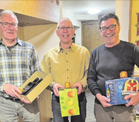 Freude herrscht beim Rangverlesen zur Plausch-Olympiade. Sieger der Kat. U75 wurde Felix Huber vor Alfred Züsli und Jean-Louis Priant. (Bild: zVg.)