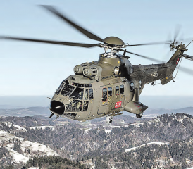 Spektakuläres Flugmanöver: Die Piloten des Super Puma Display Teams der Schweizer Armee sind an der Flüügerchilbi auf dem Flugplatz Beromünster zu Gast. (Bild: VBS)
