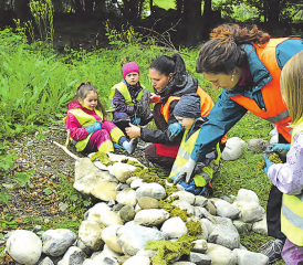 Detailgenau wird hier gearbeitet: Die Materialien stammen samt und sonders aus der Natur. (Bilder: st.)