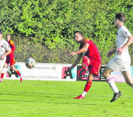 Kürsat Kiybar zieht ab. Es war einer der wenigen Abschlüsse seitens SC Schöftland in einem typischen 0:0-Spiel, das aber verloren ging. (Bild: Otto Lüscher)