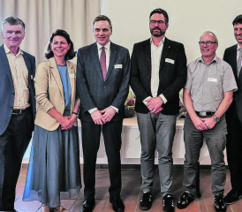 Teilnehmer des Podiumsgesprächs: (v.l.) Severin Lüscher, Grossrat Grüne, Karin Fäs, Grossrätin FDP und Präsidentin aargauSüd Impuls, Jean-Pierre Gallati, Regierungsrat SVP, Daniel Schibler, Direktor Asana Menziken, Jules Giger, Gemeindeammann Reinach und Lukas Korner, Präsident Aarg. Apothekerverband. (Bilder: dr.)