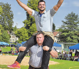 Ehre wem Ehre gebührt: Patrick Räbmatter schultert Überraschungssieger Tobias Widmer. (Bilder: aw.)
