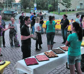 Nach dem Saisonabschluss auf dem Gemeindeplatz: Das OK freut sich heute schon auf das nächste Beisammensein, mit den Helfern, Sponsoren und Anbietern. (Bild: zVg.)