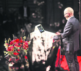 Erstmals als Bankleiter am Rednerpult: Reto Hauri sprach vor rund 400 Genossenschafterinnen und Genossenschaftern über die von Erfolg geprägten Zahlen der Bank. (Bilder: rc.)