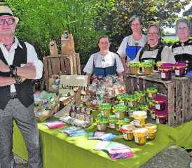 Präsentieren im Alterszentrum Sunnmatte produzierte Erzeugnisse: Heimleiter Daniel Studer (links) und ein Teil seines Kernteams. (Bilder: aw.)