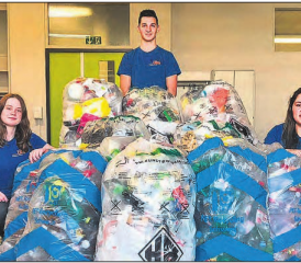 14 Säcke mit rund 43 Kilo Kunststoff kamen zusammen: Das Projekt-Team um Ilayda Bostanci, Julian Schmid und Linda Steger präsentiert die Ausbeute seiner Abfall-Sammlung. (Bild: zVg.)