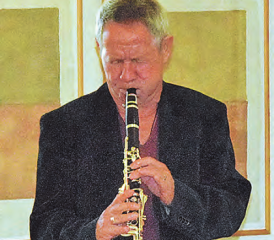 Ein Abschied ist immer hart: Tinu Heiniger verabschiedete die Ausstellung «Surytal» wehmütig auf seiner Klarinette.