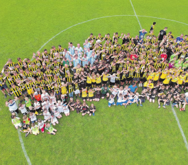 Fussballfamilie aus der Luft: Grosses Sommerfest des FC Gunzwil zum Saisonabschluss. (Bild: zVg.)