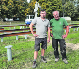 Jarek Kuzniar (l.) und Reto Zemp drehten mit dem Bagger im Hintergrund 176 Schrauben in den Boden, als Fundament für das Schulraumprovisorium in der Fluckmatt. (Bild: rc.)