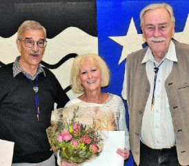 Rücktritte und Ehrungen immer ein Thema: Heinz Rüegg und Ruth Aeschbach, die vorher ihren Rücktritt aus dem Vorstand bekannt gab, nahmen die Ehrenmitgliedschaft dankend an, rechts Präsident Beno Müller. (Bilder aw.)