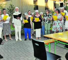 «Muesch immer de ploogeti Hansli si…»: Der katholische Kirchenchor Schöftland nahm humorvoll Abschied von seinem Chorleiter René Dublanc. (Bilder: st.)