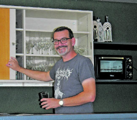 Gastfreundschaft ist im Nöi Löi ein wichtiger Aspekt. Hier steht Gunter Schmekies an der Bar. (Bild: grh)