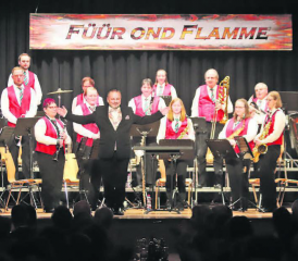 Alle waren «Füür ond Flamme» – die Musikgesellschaft Oberkulm heizte im wahrsten Sinne des Wortes mit einem fulminanten Konzert die Neudorfturnhalle in Oberkulm ein. (Bilder: rc.)