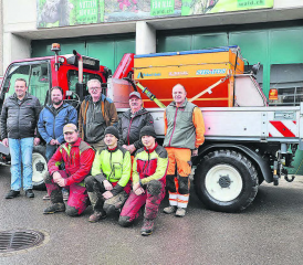 Feierliche Übergabe des «Lindner Unitrac 122 LDrive»: Neben Verkäufer Martin Dörig von der Sebastian Müller AG (ganz links) stehen Gemeinderat Marco Holliger und Urs Wunderlin, Leiter Technische Betriebe. (Bild: rc.)