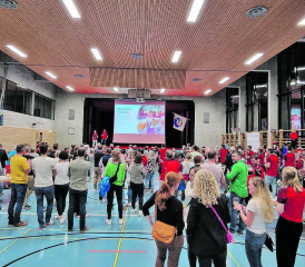 Doppelter Schweizermeister im Vereinsturnen: Der Turnverein liess sich im Kubus gebührend feiern. (Bilder: zVg.)