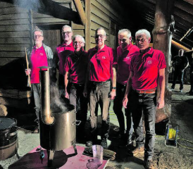 Der Vorstand des MTV Seon vor der «Waldküche»: Max Gerber, Christoph Savoy, Hans Gugler, Jürg Sterchi, Roland Walti und Peter Burkart. Es fehlt Andreas Ramseier. (Bild: zVg.)