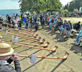 Die Alphorngruppe Leutwil gab mehrere Kostproben ihres volkstümlichen Könnens. Die für Schwingfeste typische Mischung aus Wettkampf, Brauchtum und Tradition kommt beim Publikum an.