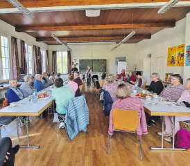 Am Seniorennachmittag der reformierten Kirche Rued erhielten die Teilnehmenden spannende Einblicke in die Bändelweberei. (Bild: zVg.)