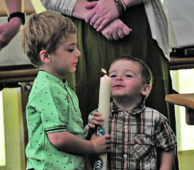 Auch die jüngsten Besucher hatten ihre Freude beim besonderen Taufgottesdienst am Sonntag in der Musighütte Teufenthal. (Bilder: TK.)