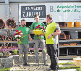 Jan Swiatek (l.) und Andreas Leutwiler gewinnen die 8. Aargauischen Berufsmeisterschaften der Landschaftsgärtner und nehmen von Cyrill Lampart (Jardinsuisse Aargau) Gratulationen und Auszeichnung entgegen. (Bild: zVg.)