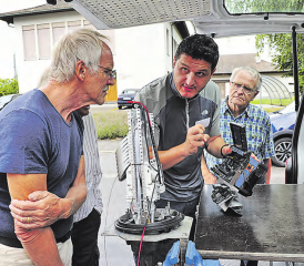 Rasante Veränderungen auch bei Telefon, Internet und Fernsehen: Auf einem geführten Rundgang durch die Telefonzentrale der Swisscom in Reinach erhielten die Besucher Anschauungsunterricht. (Bilder: msu.)