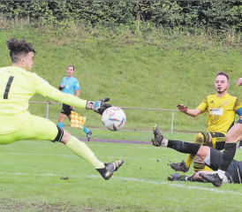 Nach fehlendem Glück kommt beim FC Gränichen auch noch Pech dazu: Auch dieser Schuss von Matteo Muscia streift am Tor vorbei. (Bild: Roland Jaus)