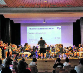 Eine volle Bühne: Die MG Gontenschwil trat gemeinsam mit der Musikschule Kulm auf. (Bilder: mek)