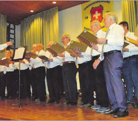 Ein stattlicher Chor eröffnete den Chlaushock der Senioren: Der Dirigent, Peter Lüscher, hat seine Mannen im Griff. (Bilder: st.)