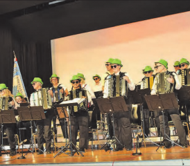 Cordula Grün: Dazu gehörten natürlich die grünen Hüte. Dies war auch gleich das Abschiedsbild für die Dirigentin, Susanne Bucher. (Bilder: Frieda Steffen)