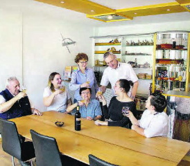 Schreinerei Ryser, Rickenbach: Drei Generationen stossen nach 50 Jahren auf weitere 50 erfolgreiche Jahre an.