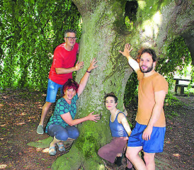 Mitten in der Arbeit und voller Vorfreude: Rafael Baier, Barbara Schirmer, Mahalia Horvath und Jan Lorys unter der Hängebuche in Beinwil am See.. (Bild: grh)