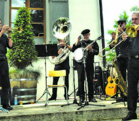 Sie sorgten für eine beschwingte Stimmung: Die Dixie-Ramblers umrahmten die 1. Augustfeier auf dem Schlosshof. (Bilder: st.)