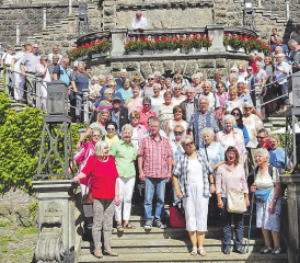 Ein Erinnerungsbild auf der Schlosstreppe in Rapperswil: Eine aufgestellte Reisegesellschaft genoss den Aufenthalt und das feine Mittagessen. (Bild: zVg.)