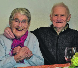 Herzlich lachende Gesichter: Ida und Willi Steiner-Neeser werden wohl umsorgt von ihrer Tochter Vreni, die auch auf die Unterstützung ihrer Brüder zählen kann. (Bild: st.)