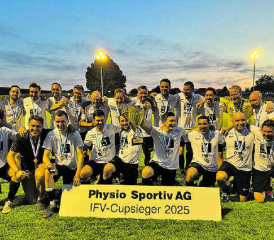 Die erfolgreichen Cupsieger: Senioren 30+ Gunzwil/Eich mit dem Pokal. (Bild: zVg.)