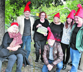 Autorin und Fotografin Brigitt Lattmann im Kreis ihrer Heinzelmännchen, ohne welche die Realisierung des Buches nicht möglich gewesen wäre. (Bilder: hg.)