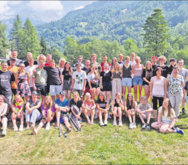 Viele Teilnehmende im sonnigen Tessin: Das Gruppenbild des Sommerlagers in Mogno, Maggiatal. (Bild: zVg.)