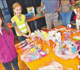 Auf der Bühne das Kinderparadies: Im Spielwarenbereich entdecken Kinder neue Lieblingsstücke. (Bild: aw.)