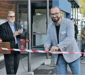 Bauleiter Tobias Stauber schneidet das Band durch. Applaus kommt auch von Bernhard Bürki (links), dem Präsidenten und Geschäftsführer der Genossenschaft Frei- und Hallenbad Entfelden. (Bilder: Kaspar Flückiger)