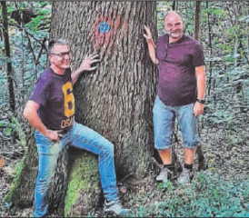 Präsentierten den Waldfriedhof: Urs Meyer, Leiter Forstbetrieb Lindenberg (r.) und Ressortvorsteher Forstwirtschaft Gemeinderat André Lauper. (Bild: zVg.)
