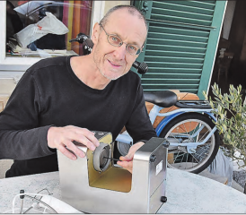 Ob das alles repariert werden kann? Jürg Hochuli von der Alterskommission Schöftland übt schon mal mit der defekten Kaffeemaschine, danach kommen Mixer und Kindervelo dran. (Bild: aw.)