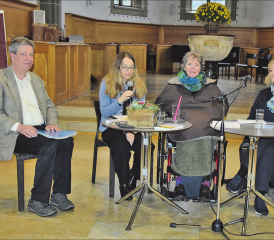 Glückliche Momente: Umgeben von ihrem Ehemann Daniel, Anne Helke (Lektorin vom fontis-Verlag) und ihrer Freundin und Co-Autorin Vera Schindler-Wunderlich genoss Seraina die Vernissage ihres eigenen Buches. (Bilder: st.)