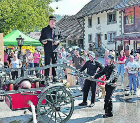 Auf der historischen Handdruckspritze von 1888 über die Restaurierung orientiert: Andreas Koller, Präsident der «Füürwehroldies Leerb», über das im Museum ausgestellte Material. (Bild: aw.)