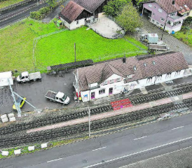 Diese Luftaufnahme des alten Bahnhofs Oberkulm entstand Mitte Oktober 2023. Inzwischen sind die Arbeiten an den Gleisen weit fortgeschritten. (Archivbild: Nick Schaffner)