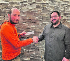 Nachfolge geregelt: Stiftübergabe vom abtretenden Präsidenten Martin Steiger (links) an den neugewählten Präsidenten Roger Kronenberg. (Bild: zVg.)