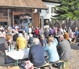 Über die Mittagszeit gut besucht: Die Gäste genossen Bänzli’s Chässchnitten. (Bilder: aw.)