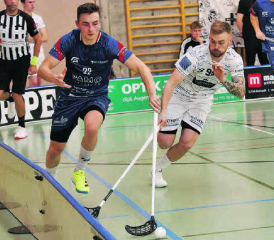 Spiele gegen den UHC Grünenmatt sind immer sehr eng: Der Lok-Spieler Patrick Krebs (l.) setzt sich gegen einen Berner durch. (Bild: Roland Jaus)