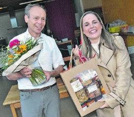 Ein Präsent muss sein: Gemeindeammann Patric Jakob dankte Martina Bircher für die Bearbeitung einer aktuellen Thematik. (Bilder: aw.)