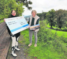 Mit Blick über das Oberwynental: Fotografin Dominique Rubin (l.) und die Präsidentin des Regionalen Besuchsdienstes Regula Schrag, bei der Übergabe beim «langen Bänkli». (Bild: rc.)